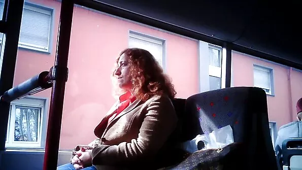 Brunetė gauna savo burną ir užpakalį sunkiai pakliuvom į Gonzo grupės liejimą.