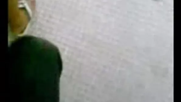 Negras įkišo storą penį į ankštą rusės merginos užpakalį.