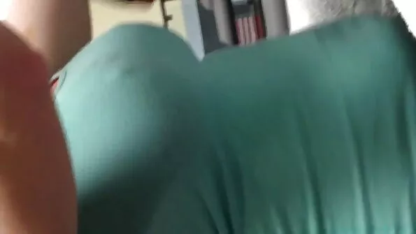 Vaikinas pastūmė jauną rusų studentę su peniu burnoje ir užpakalyje.