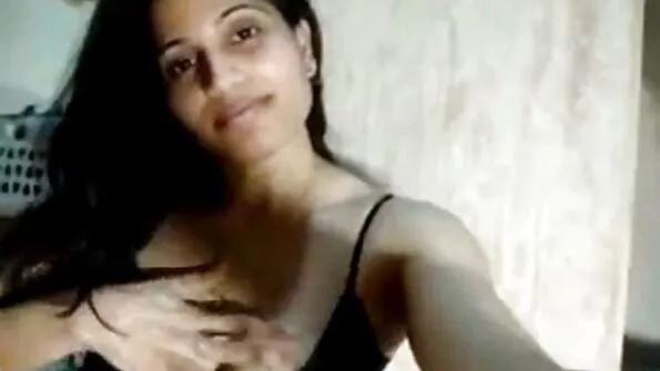 Rusų blondinė pakiša užpakalį po vieno vaikino gaidžiu ir duoda blowjob kitam vaikinui.