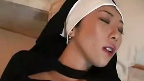 Pasodino asilą ant rankų laikončios jaunos blondinės nario.