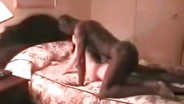Rusų blondinė žiūrėjo į sunkų pornografinį filmavimą su juodaodžiais.