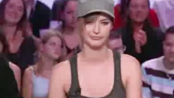 Rusas vaikinas dulkina gražios brunetės burną ir užpakalį namuose.