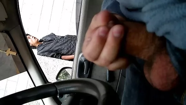 Busty kalė šokinėja ant varpos analinėje pornografijoje.