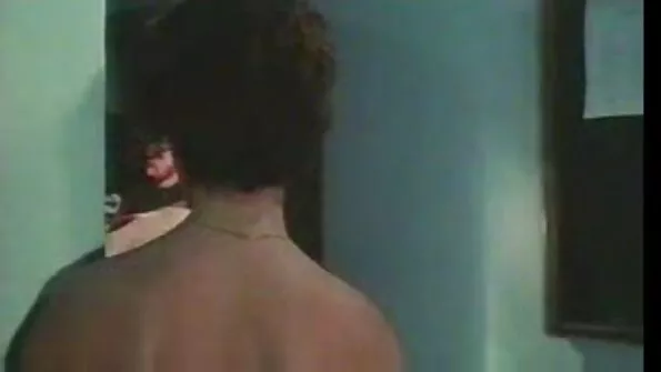Hottie kepa du jaunuolius analinėje pornografijoje.