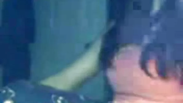 Turtingas vaikinas dulkina merginą su košėmis į užpakalį.