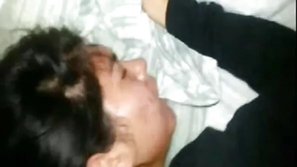 Negras uždėjo analą ant didžiulio baltos kalės penio.