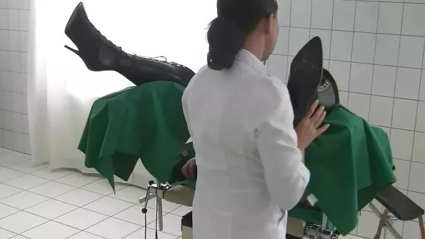 Vaikinas dulkina gražuolę įtemptą užpakalį ant lovos.
