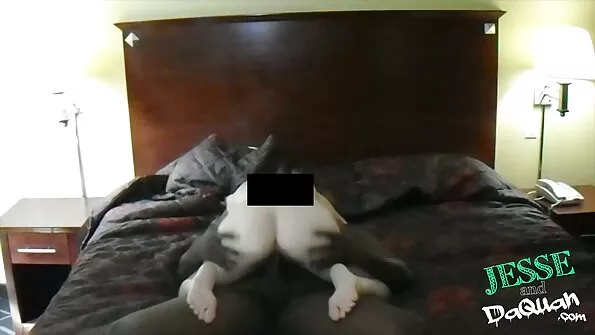 Rusas vaikinas daužo savo nekantraujančios partnerės asilą.