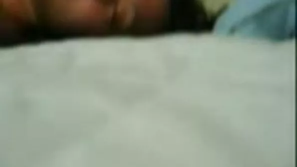 Aistringas studentas užtempė užpakalį ant mylimojo stovinčio penio.