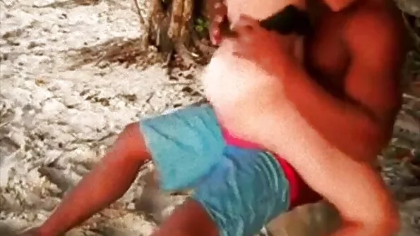 Juodasis vaikinas pakliuvo į užpakalį subrendusios ponios didelėmis krūtimis.