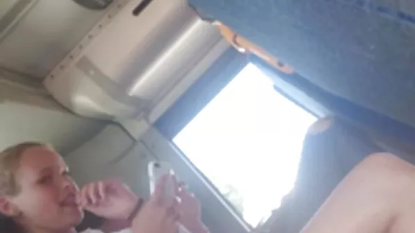 Liesa kekšė kojinėse patiria orgazmą nuo dvigubo įsiskverbimo.