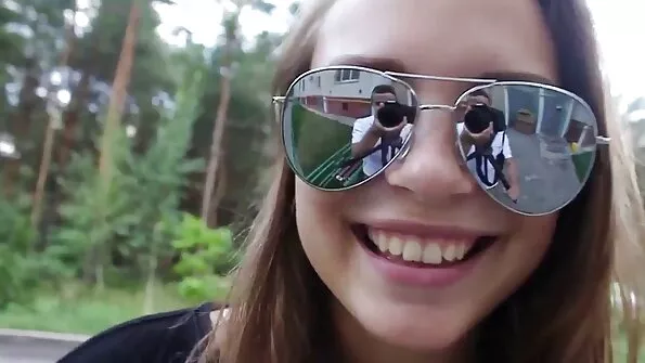 Graži kekšė paima iš asilo į burną riebų penį iš naujos žirgys.