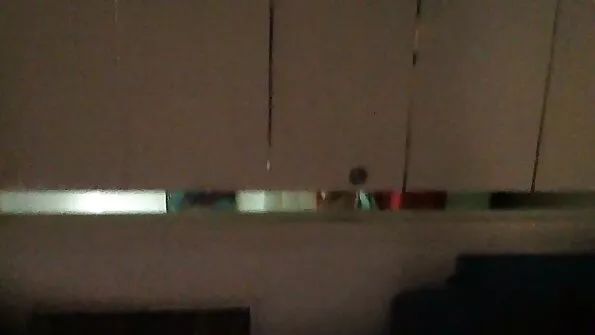 Jaunuolis parodo savo draugą ir vaikiną ištemptą asilą po analinio dulkinimo.