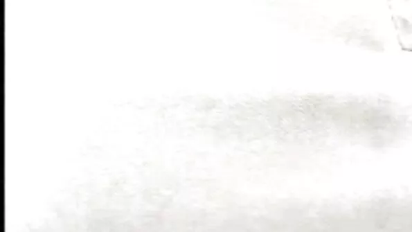 Jauna blondinė sėdėjo ant užpakalio ant didžiulio dildo.
