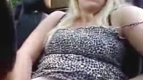 Jauna apskretėlė sucks penis kietajame analiniame pornografijoje.