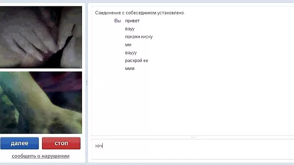 Vyras dulkina jaunam nepažįstamam žmogui į užpakalį iš viršaus.