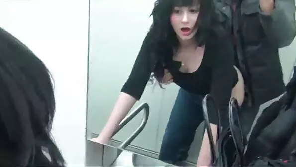 Įspraužiau jį į brunetės efektingą užpakalį.
