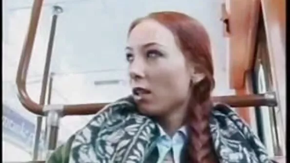 Skinny MILF mėgsta analinį maistą.