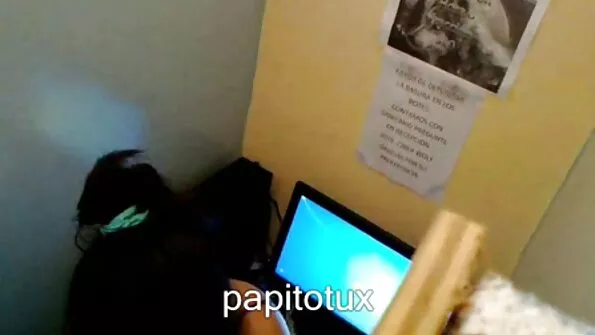 Viršininkas ir pavaduotojas dulkina šviesiaplaukę sekretorę į dvi skyles.
