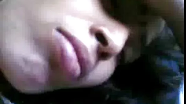Jauna kekšė su košėmis sėdėjo ant storo mulato penio su smaigaliu.