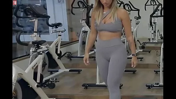 Blondinė su dviem arklio uodegomis pakyla nuo didelio penio į užpakalį.
