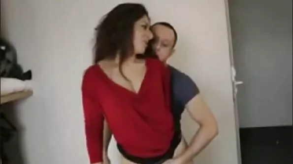 Mergina trūkčioja nuo užpakalio su dilde ir dulkinasi su minia vyrų Legal pornografijos studijoje.