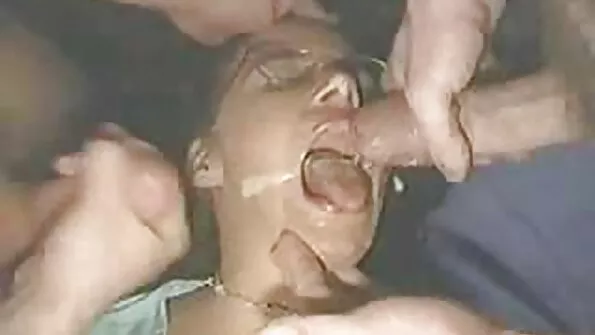 Tarprasinis gangbang nepasotinamai pupytei suteikė daug malonumo.