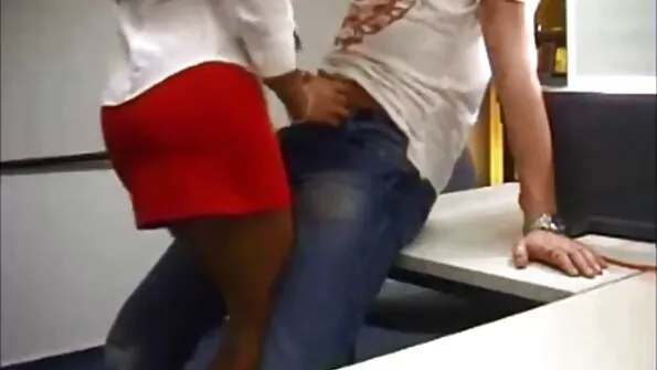 Jaunas Azijos doggystyle ant lovos suteikia į užpakalį.