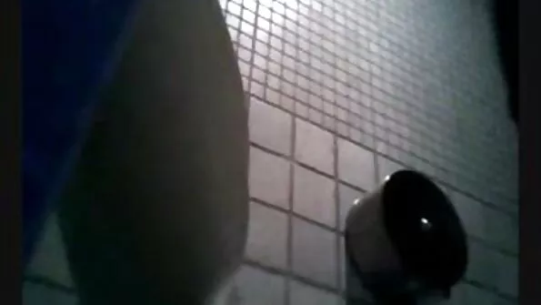 Vaikinas, pakliuvęs veršeliui į užpakalį, baigė jai veidą.