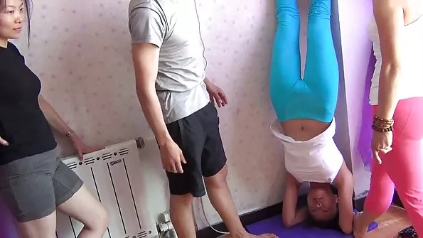 Ištrauk užpakalio kištuką ir dulkink mane! Kalė Holly Molly vilioja kambariokę analiniam.