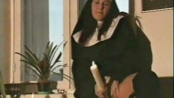 Moteriška dvigubo įsiskverbimo gangbang užkietėjusiai jaunai apskretėlė.