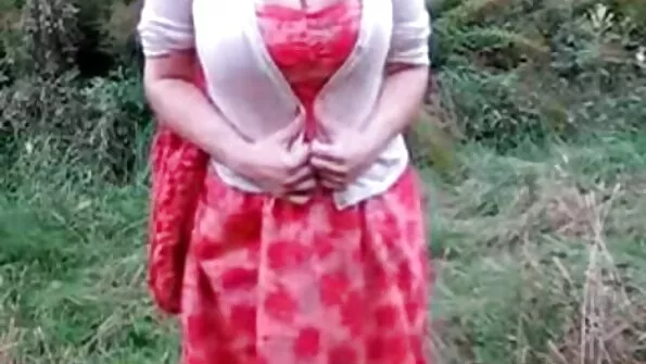 Graži translytė moteris sutinka pasimylėti seksą su minia agentų per atrankos skambutį.