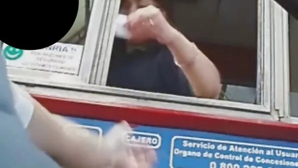 Skuba į užpakalį liesa brunetė su storu penis ir suteikia kreminį pyragą.