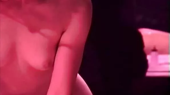 Rusijos apskretėlė davė jaunam vaikinui į užpakalį.