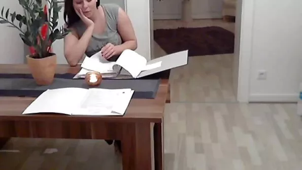 Aistringas analinis seksas tarp lieknos brunetės ir juodaodžio vyro pornografijos aktorių atrankoje.