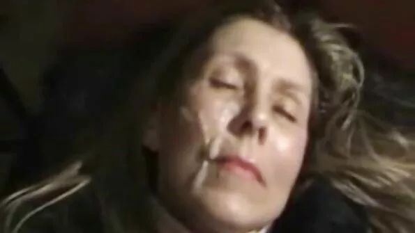 Blondinė pakliuvo į užpakalį su minia agentų po išsiskyrimo su savo vaikinu.