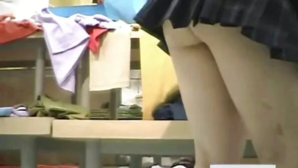 Žvalus apsaugos darbuotojas šauniomis krūtimis šokinėja iš analinio su nuteistuoju ant varpos.