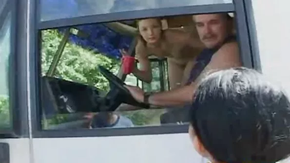 Po velnių su studijomis, dulkinkime! Rusų studentų seksas nuomojamame bute.