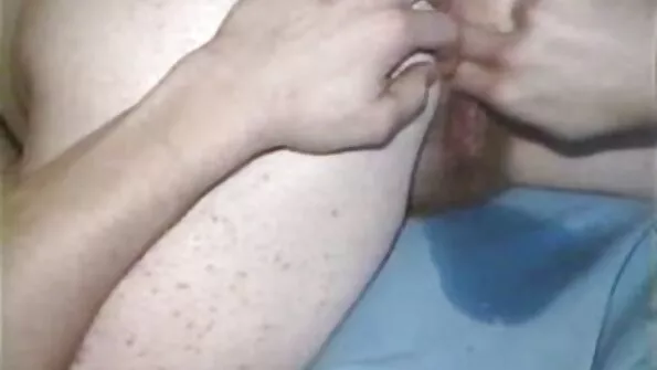 Vyras dulkina žmoną kelnaitėse su mėsišku gaidžiu užpakalyje su vėžiu.