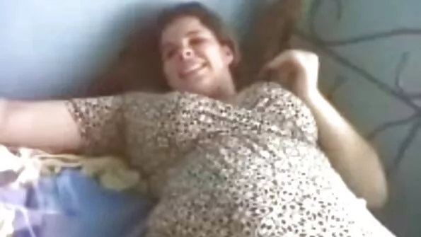 Kalė plokščiais papais ir nuskusta pūlinga pakliuvo į užpakalį įvairiose pozicijose.
