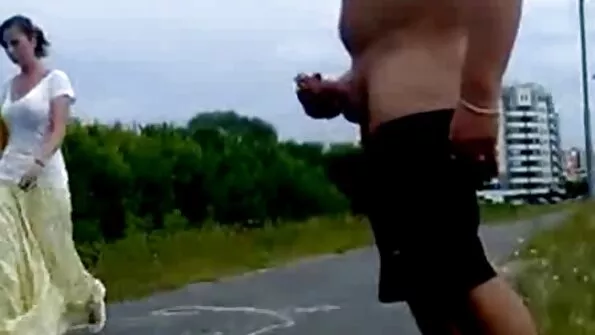 Fucks į užpakalį mergina su nuleistomis antblauzdinėmis.