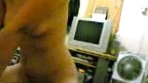 Žydų mergina ant sofos gauna analinį pakliuvom