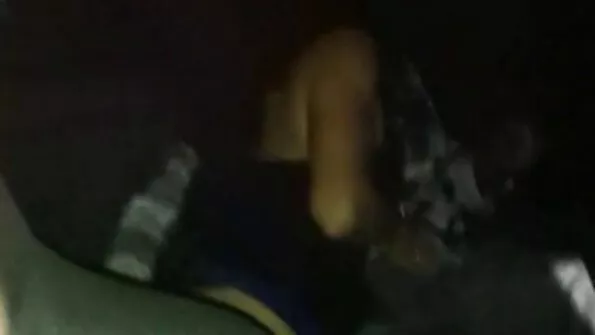 Vaikinai pakliuvo dvi nuogas moteris su dideliais storais gaidžiais.