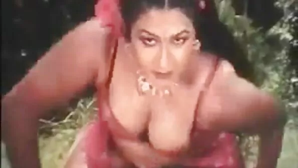 Rusijos pornografijos aktorė davė užpakalį ir pūlingą dėl sunkaus gaujos sprogimo.