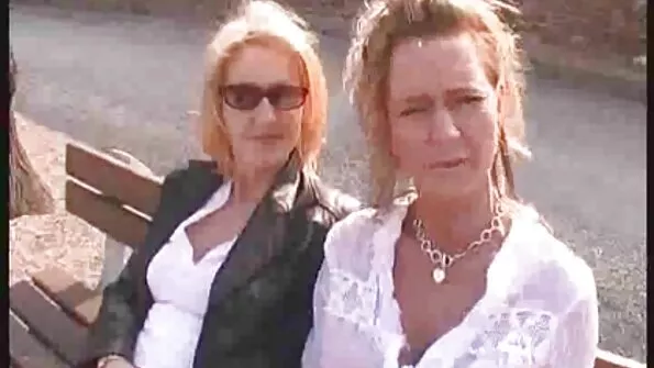 Juodaodžių vaikinų ištemptas analinis šviesiaplaukis modelis ir cum jame.