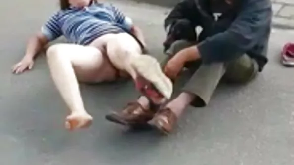 Krūtinė blondinė su kojinėmis demonstruoja didelį išangę dulkindama.