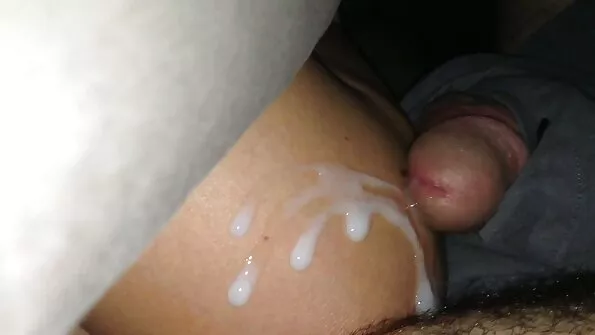 Dvigubas įsiskverbimas į jaunos brunetės analą pornografijos atrankoje.