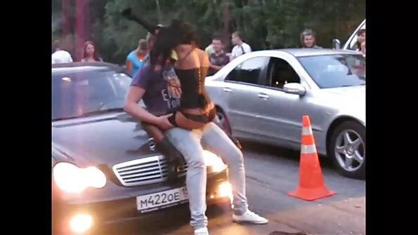 Pirmą kartą ji trenkia ilgakojui kaimynei į užpakalį ne namuose.