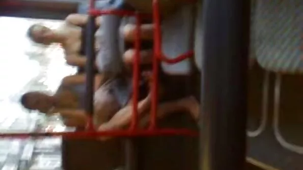 Chpokaet į asilą doggystyle ant sofos gana kekšė kojinėse.